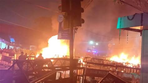 Red Fort Blast: লালকেল্লার চত্বরে ছড়িয়ে ছিটিয়ে দেহাংশ, মৃতের সংখ্যা ...