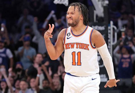 Download Jalen Brunson Fire Three Gesture Wallpaper | Wallpapers.com