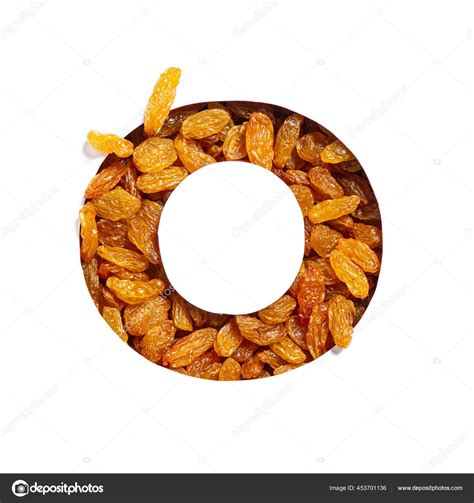 Letra O del alfabeto inglés hecha de pasas y papel cortado aislado en ...