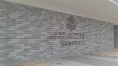 早上7点18分美国驻广州总领事馆，看下现场办美国签证的人多吗？ | Redian News