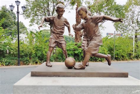 梅州市足球文化公园里的“足球形象雕塑” - 生活照 梅州时空