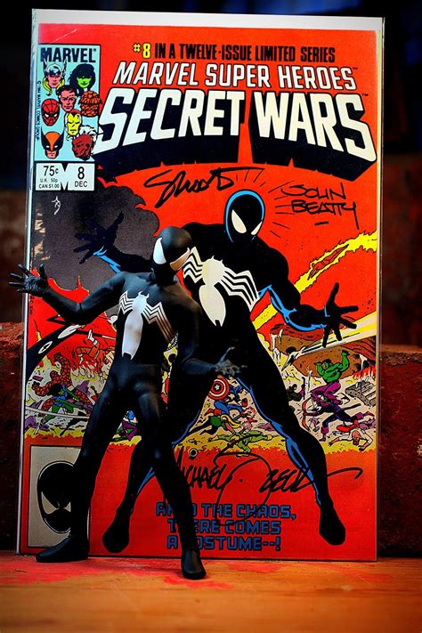 Mezco Black Suit Spider-Man + Secret Wars 8 : r/ToyPhotography