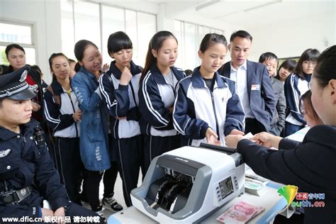 贵州中职学校发放实习工资 学生排队领取300万现金[4]- 中国日报网