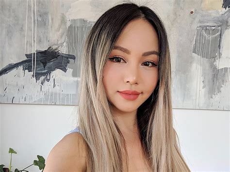 Kick Off 2021 with Chloe Ting’s Flat Stomach Challenge