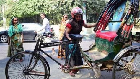 बांग्लादेश की इकलौती महिला रिक्शा चालक, इन्हें लोग पागल आंटी कहते हैं