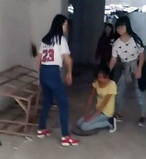 女生遭殴逼跪扒衣拍裸照 警方：9人落网1人刑拘-搜狐新闻