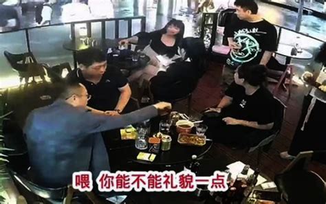男子酒吧骚扰邻桌女生 警方回应：正在核实情况_新闻频道_中华网