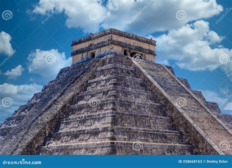Temple Pyramid of Kukulcan El Castillo, Chichen Itza, Yucatan, Mexico ...
