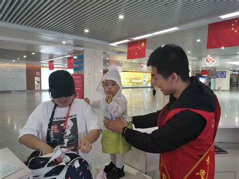 理工学院志愿者进驻长春火车站开展志愿服务-学生处