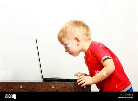 Man and Kid Use Computer 的图像结果