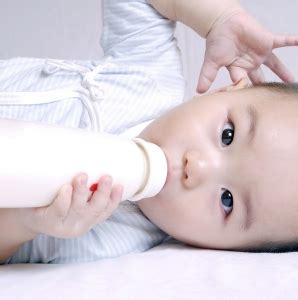 【新生儿喝奶粉老是呛到怎么办】宝宝喝奶粉注意事项,宝宝发生呛奶的原因_全球婴童网