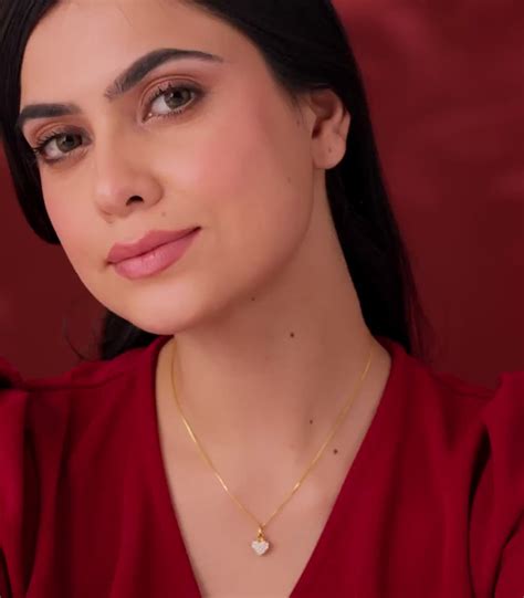 Buy Gold Pendant in Elegant Minimal Design – P. N. Gadgil & Sons Ltd