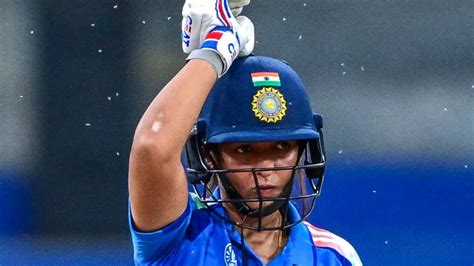 IND-W vs PAK-W halted for bizarre reason as bugs invade cricket field ...