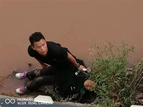 女子落水被急流冲走，危急时刻，民警纵身跳河…-丽江热线-上热线，知丽江！