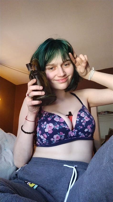 F21 Are stoner girls hot? 🍃 : r/amihot