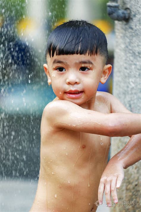 在洗澡玩水的可爱儿童摄影高清图片_大图网图片素材