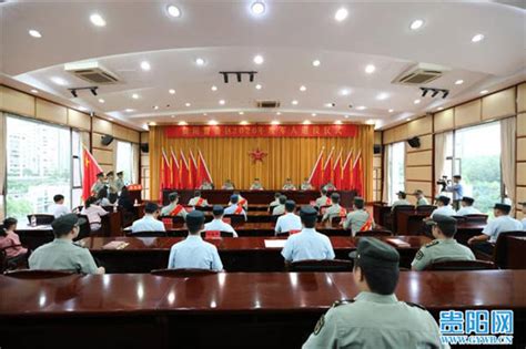 贵阳警备区举行2020年度军人退役仪式暨文职人员入职宣誓仪式_军旗