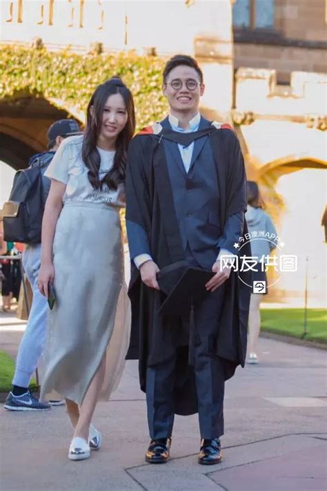 悉尼中国留学生毕业典礼向女友求婚 场面感人_央广网