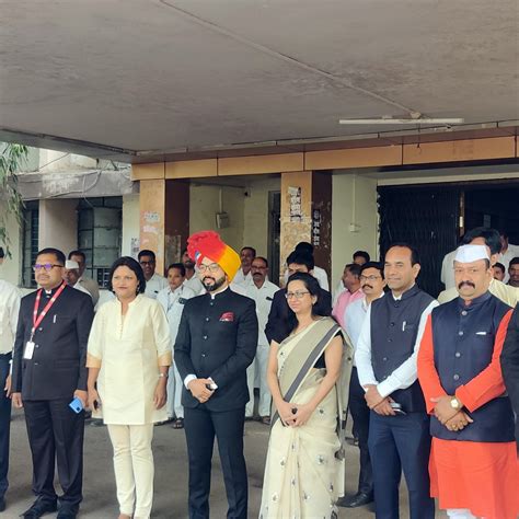 कभी ड‍िप्रेशन के कारण NDA से निकाले गए थे मनुज, फिर 12 साल बाद IAS बनकर ...