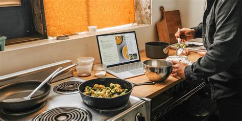 A Person Using Automatic Cooking Machine 的图像结果