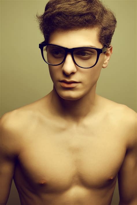 男生戴眼镜适合的发型 很酷的男生带眼镜发型推荐_男士短发 - 美发站