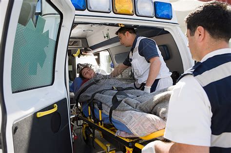 救护人员和担架上的病人高清图片下载-正版图片501504951-摄图网