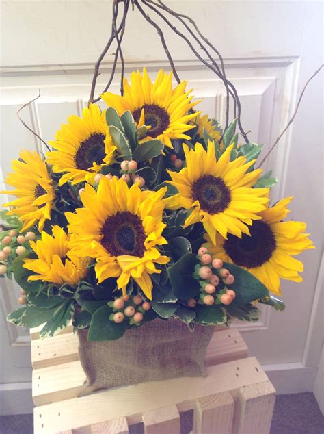 Sunflower arrangement | Sunflower arrangements, Fall flower arrangements, Fall flowers