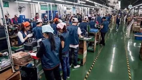 世界工厂东莞，工厂人换成了机器，工人该怎么办？