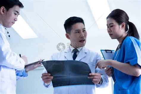 医生和医疗助理在X光片上讨论诊断结果问题高清图片下载-正版图片506644990-摄图网