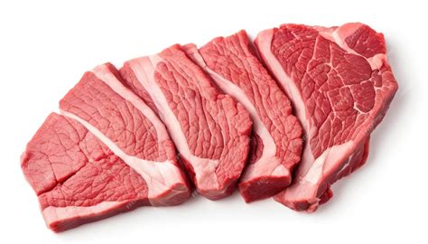 Cortes frescas de carne de res cruda aisladas sobre un fondo blanco | Foto Premium