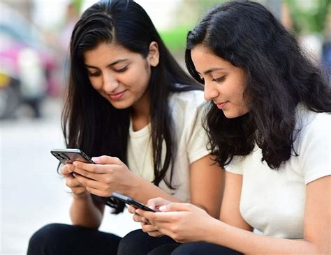 How parents can protect teens from social media risks