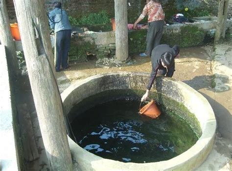 老挝农村美女深山打水 - YouTube