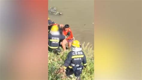 女童落水河中漂浮十几米，两小伙从数米高堤坝跳下救人_@所有人_澎湃新闻-The Paper