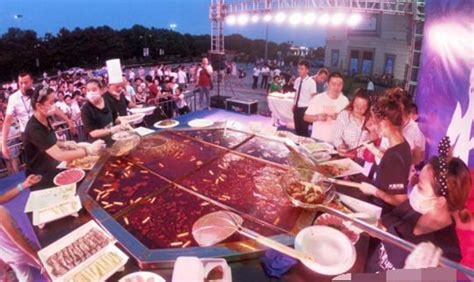 偶遇贵州婚宴 随了100份子请吃流水席 没吃好最后还被吓跑！