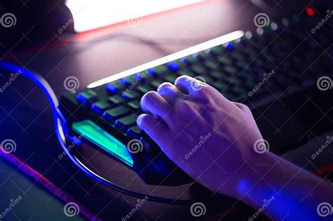 How to Play Left-Handed Rust 的图像结果