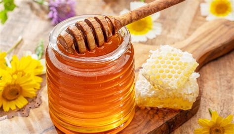12 Amazing Benefits of Using Honey for Skin and Hair