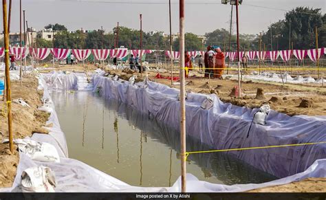 छठ पूजाः कृत्रिम तालाबों, छत पर बने जलकुंड में रविवार को अस्ताचलगामी ...