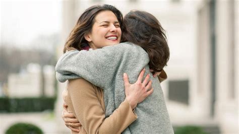Is your hug left-sided or right? It reveals how you feel about the one ...