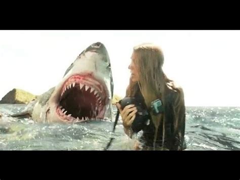 惊悚电影《鲨滩》三分钟带你看完：这鱼一定是在逗我！！ - YouTube