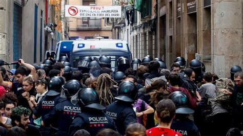 Vivienda: El Raval suma una nueva amenaza de desahucio cada dos días
