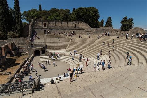 Tipping in Italy: The Ultimate Guide | Celebrity Cruises