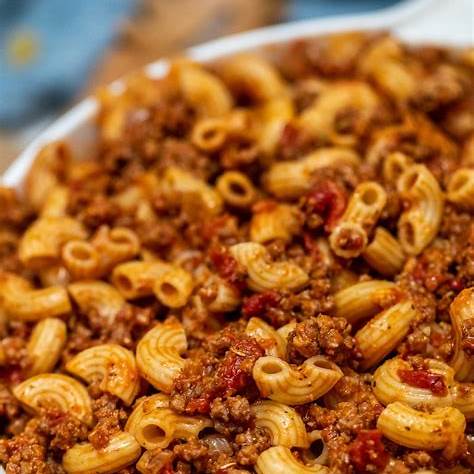 https://cdn.scrambledchefs.com/wp-content/uploads/2020/03/Goulash-4.jpg