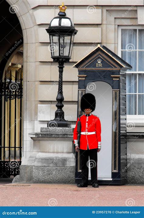 Queen S Guard, Buckingham Palace, London Editorial Image - Image of ...