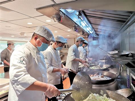 武汉"百人厨师团"挺身而出 日均2万份盒饭支援抗疫一线---中国文明网