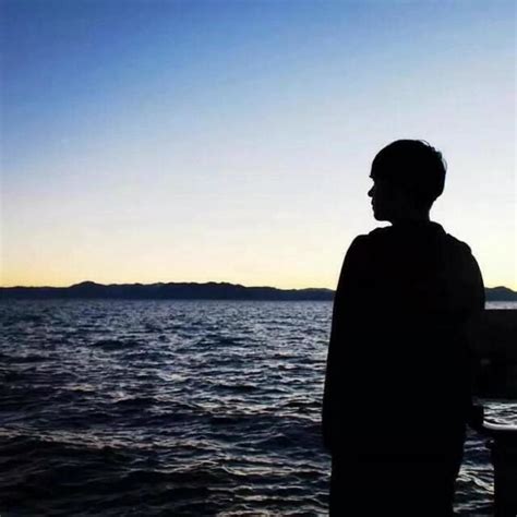 男图片背影失落伤感_伊卟图库