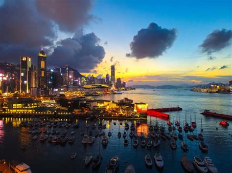 香港经济衰退 中共的港务管理引各方忧心 | 希望之声