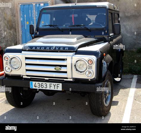 Photo of a Black Spanish Land Rover Defender parked near the Palacio de ...