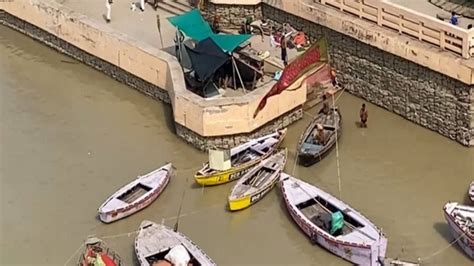 UP: Water levels rise in Ganges in Varanasi; ban on plying small boats ...
