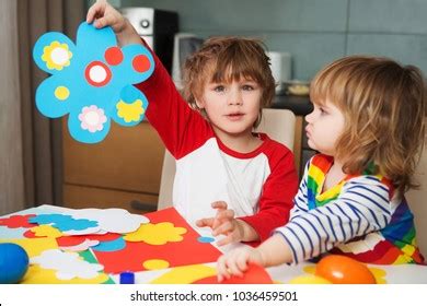Kids Doing Crafts 的图像结果