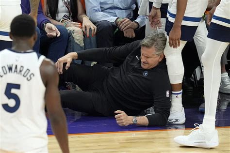 NBA: Timberwolves coach Chris Finch has torn patellar tendon